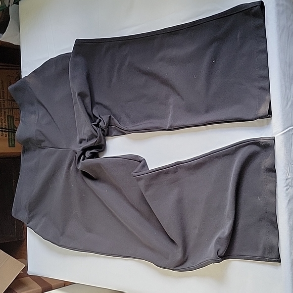 2 pairs of L.L. Bean Yoga Pants size medium $30 for both pairs - Picture 5 of 7